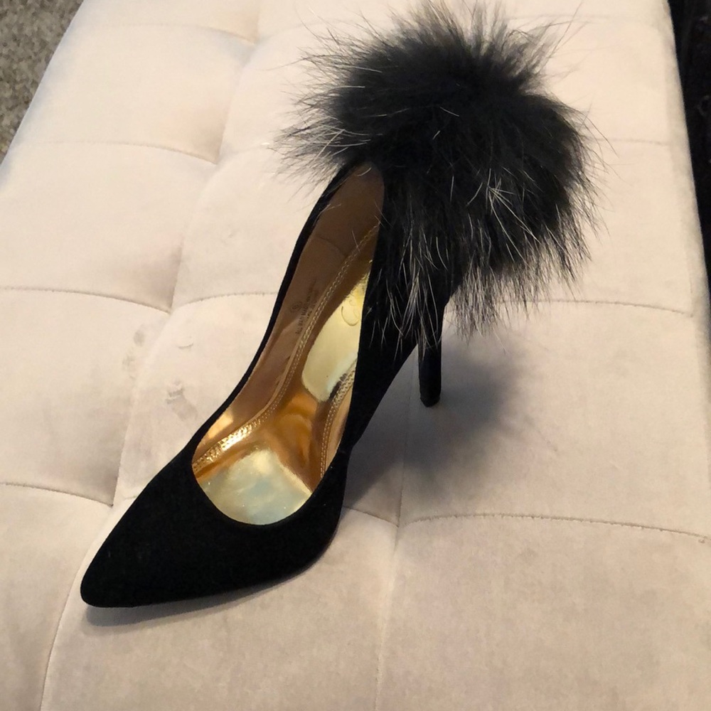 **SOLD** Sexy black heel with a faux fur accent - Picture 3 of 3
